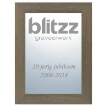 Vergrijsde houten lijst met spiegel met logo en tekst graveren