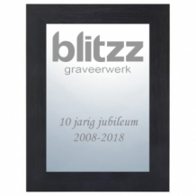 Zwart ingewassen houten lijst met spiegel met logo en tekst graveren