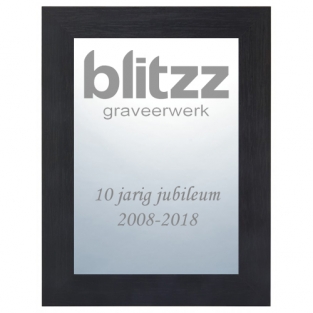 Zwart ingewassen houten lijst met spiegel met logo en tekst graveren