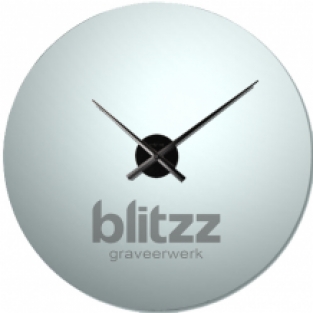 Zwarte klok met logo